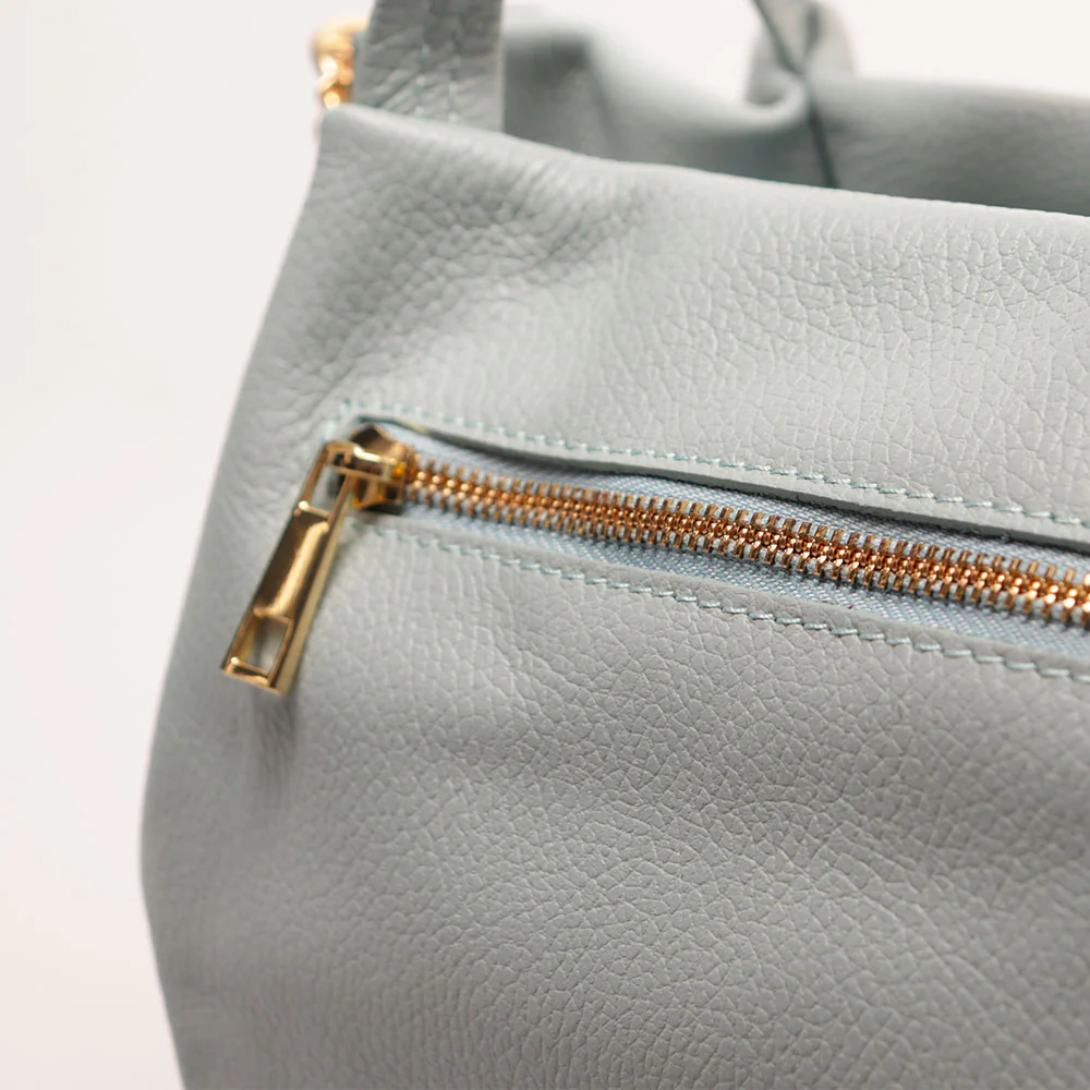 Borsa a Mano con Tracolla VIAVERDI in Pelle Celeste Avio Made in Italy linea Castiglione - Image 6