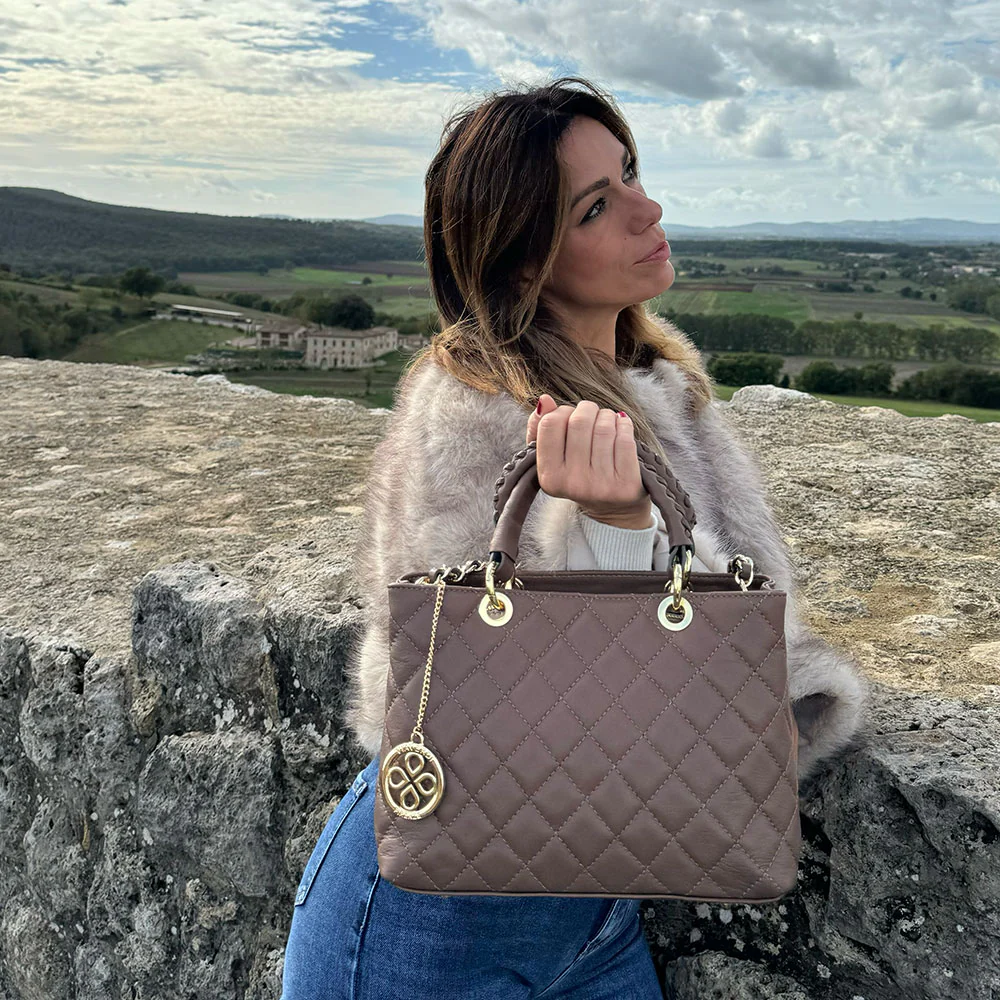 Borsa a Mano con Tracolla VIAVERDI in Pelle Marrone Scuro Matelassè Made in Italy linea Saturnia - Image 8