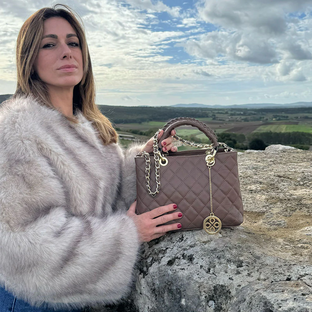 Borsa a Mano con Tracolla VIAVERDI in Pelle Marrone Scuro Matelassè Made in Italy linea Saturnia - Image 9
