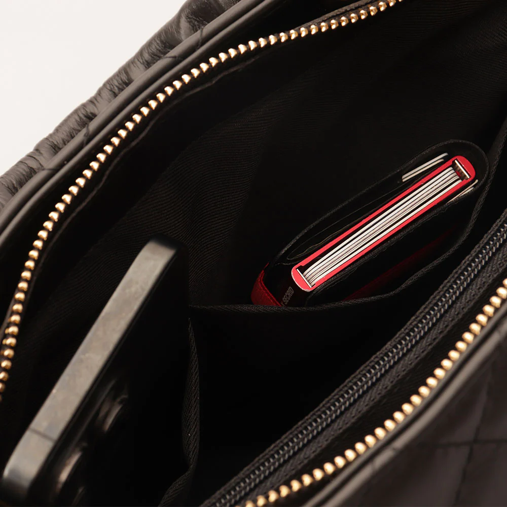 Borsa a Mano con Tracolla VIAVERDI in Pelle Nera Matelassè Made in Italy linea Saturnia - Image 10