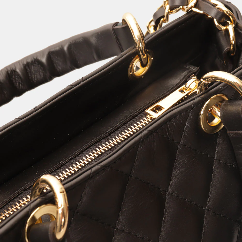 Borsa a Mano con Tracolla VIAVERDI in Pelle Nera Matelassè Made in Italy linea Saturnia - Image 8