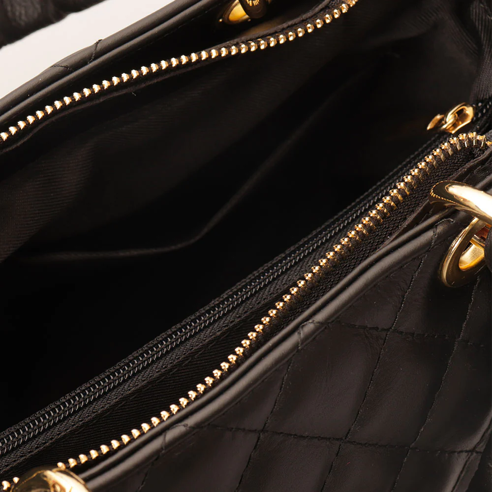 Borsa a Mano con Tracolla VIAVERDI in Pelle Nera Matelassè Made in Italy linea Saturnia - Image 9