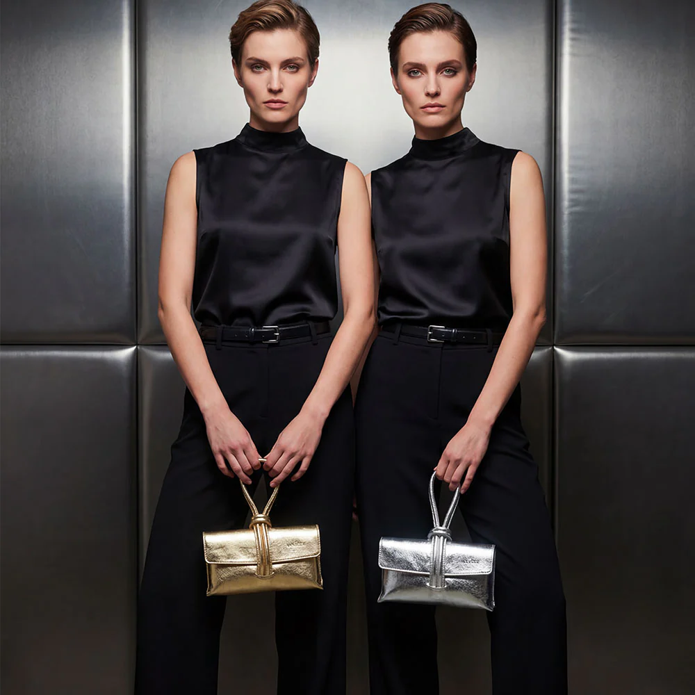Borsa Clutch a Mano con Tracolla VIAVERDI in Pelle Argento Made in Italy linea Castiglione - Image 4