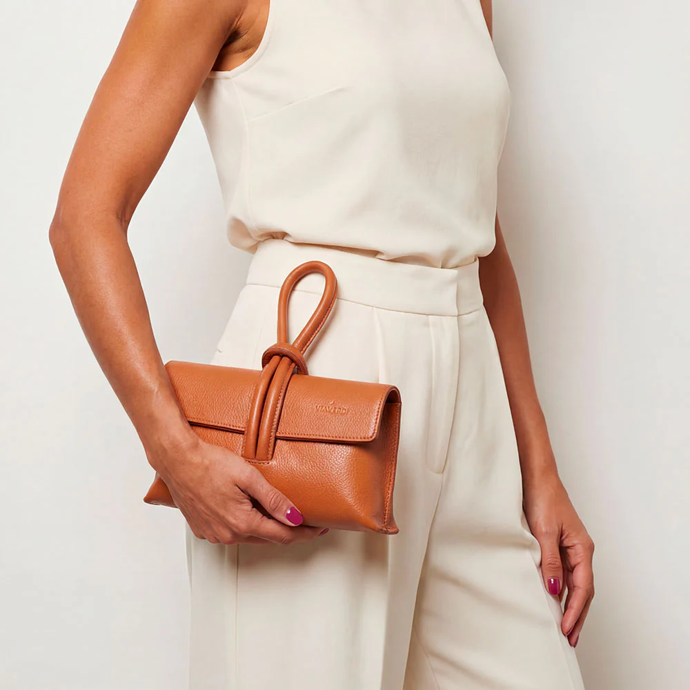 Borsa Clutch a Mano con Tracolla VIAVERDI in Pelle color Cuoio Made in Italy linea Castiglione - Image 2