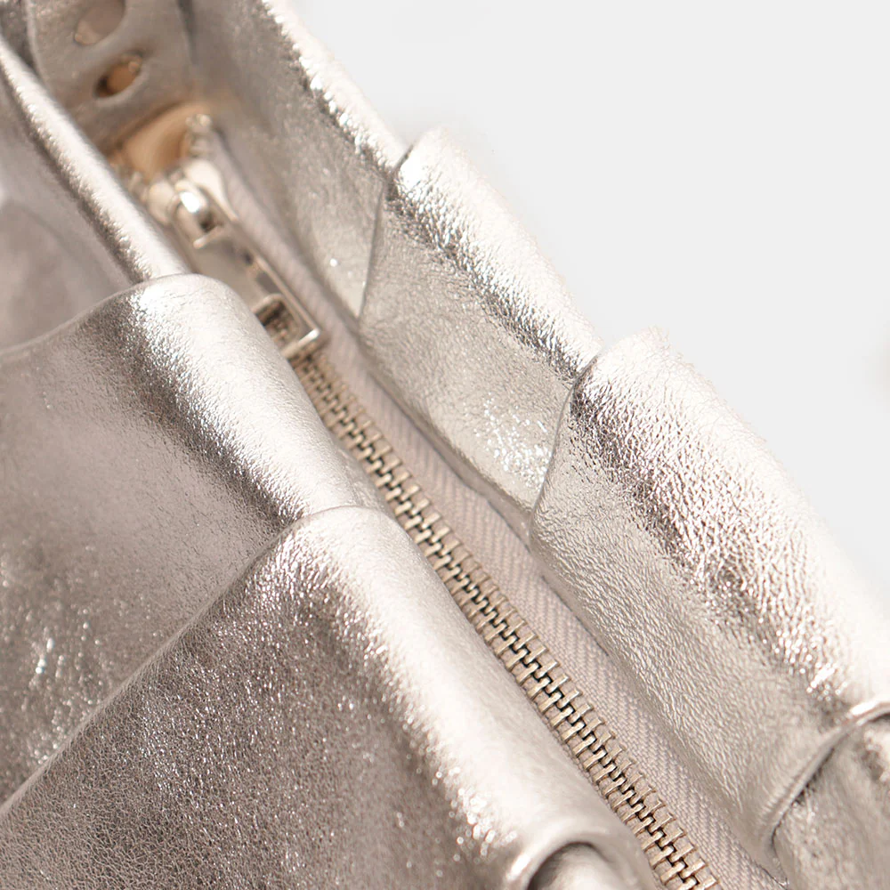 Borsa Hobo a Spalla con Catena VIAVERDI in Pelle Argento Made in Italy linea Monteriggioni - Image 4