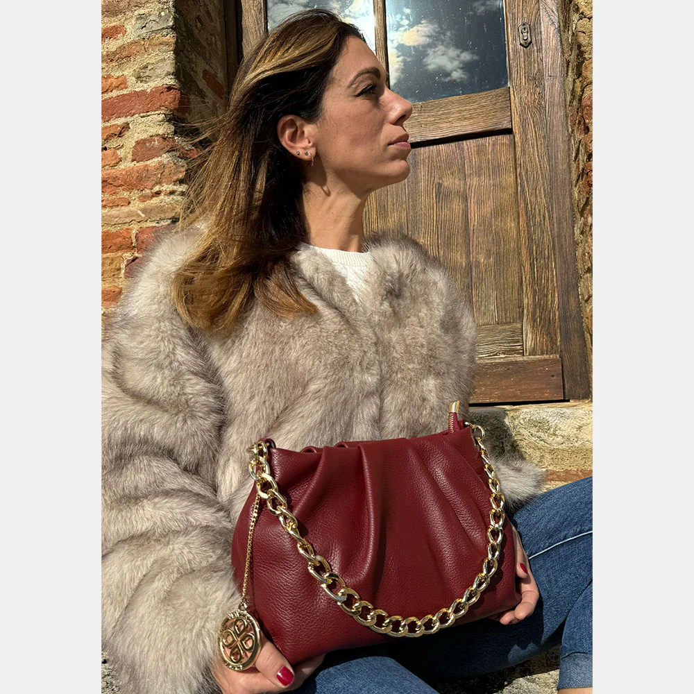 Borsa Hobo a Spalla con Catena VIAVERDI in Pelle Bordeaux Made in Italy linea Monteriggioni - Image 10