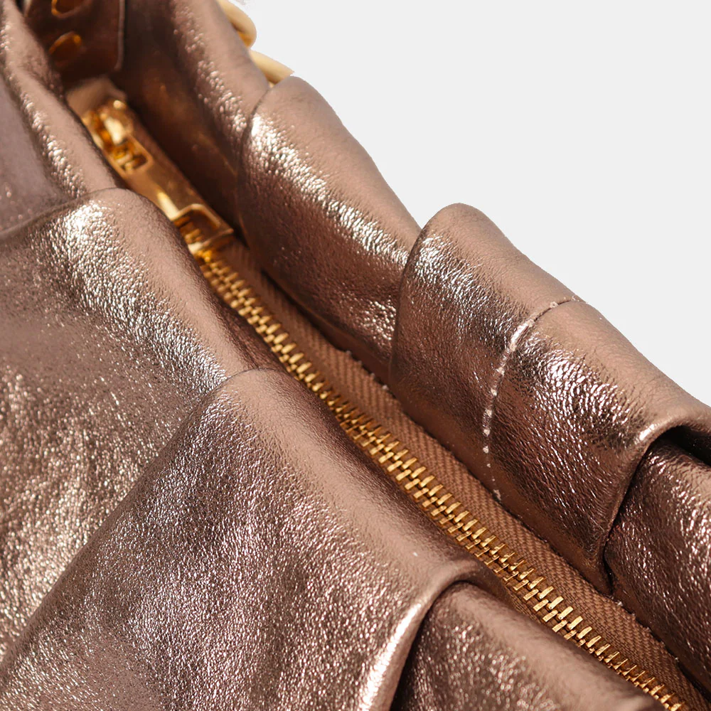 Borsa Hobo a Spalla con Catena VIAVERDI in Pelle Bronzo Made in Italy linea Monteriggioni - Image 4